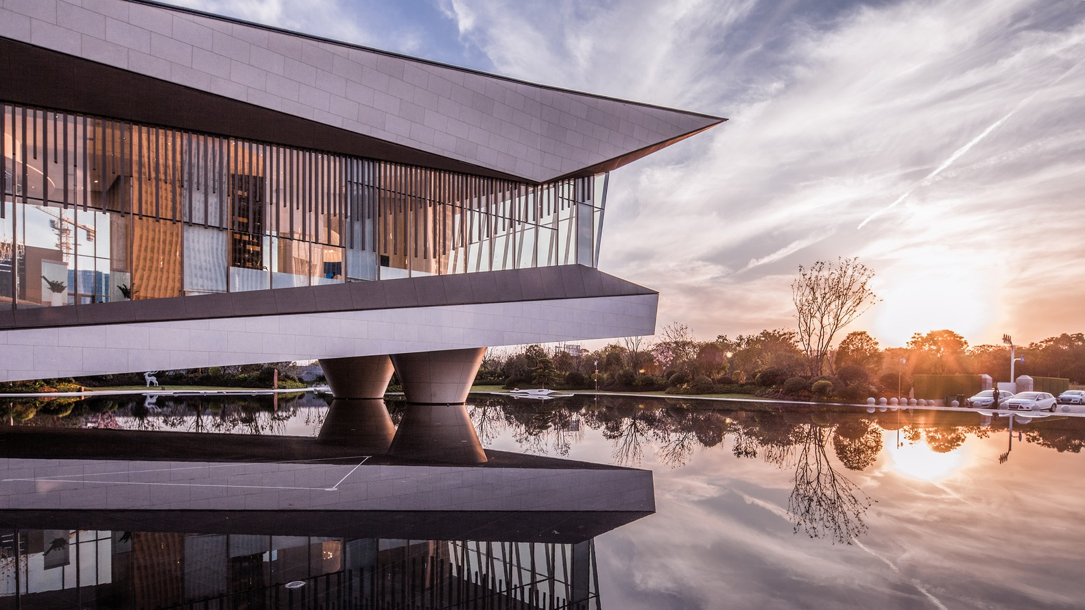 Hình ảnh công trình kiến trúc cao cấp với ngôn ngữ hiện đại và phản chiếu mặt nước.