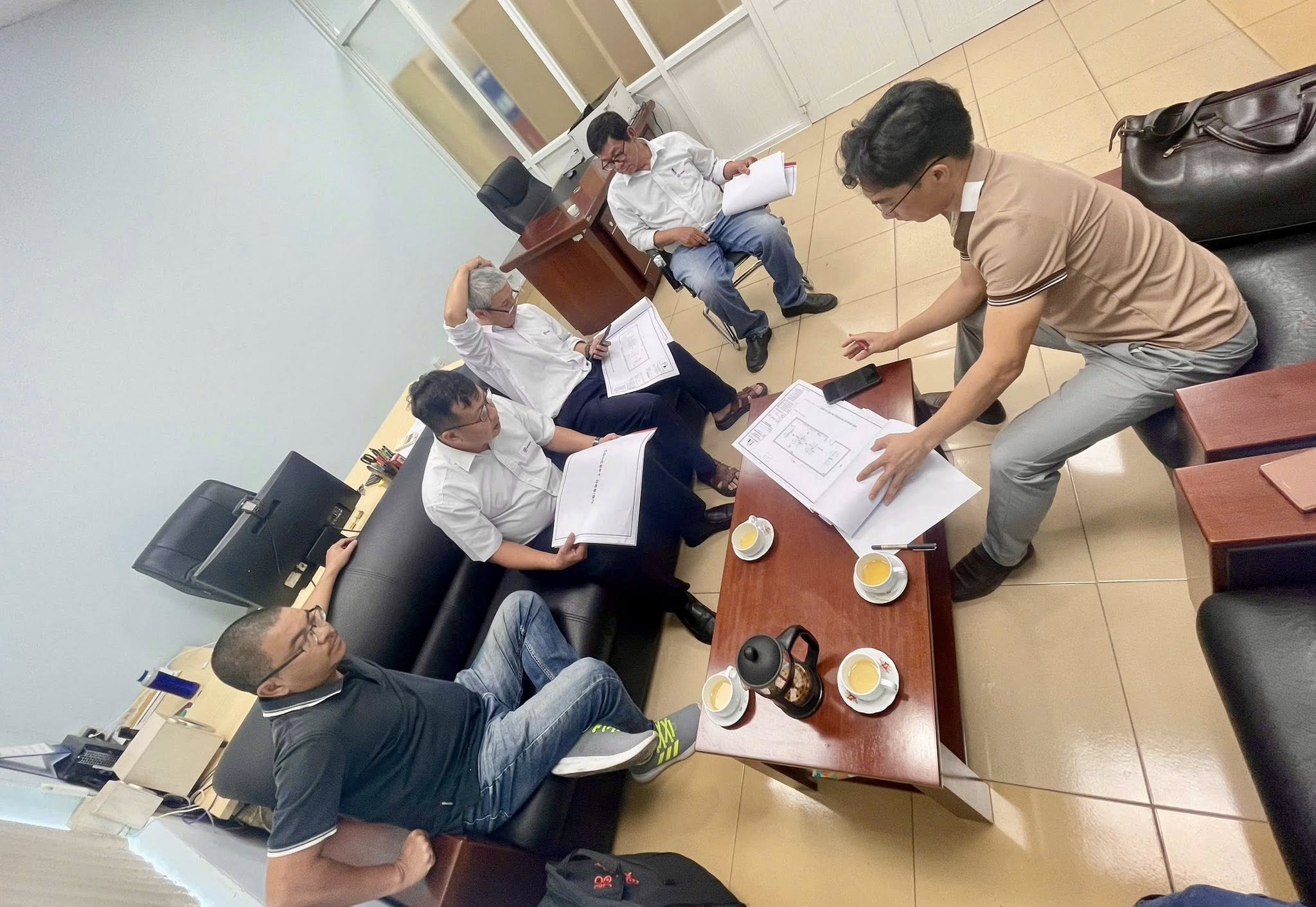 Buổi họp trao đổi hồ sơ và phương án cùng khách hàng tại văn phòng.