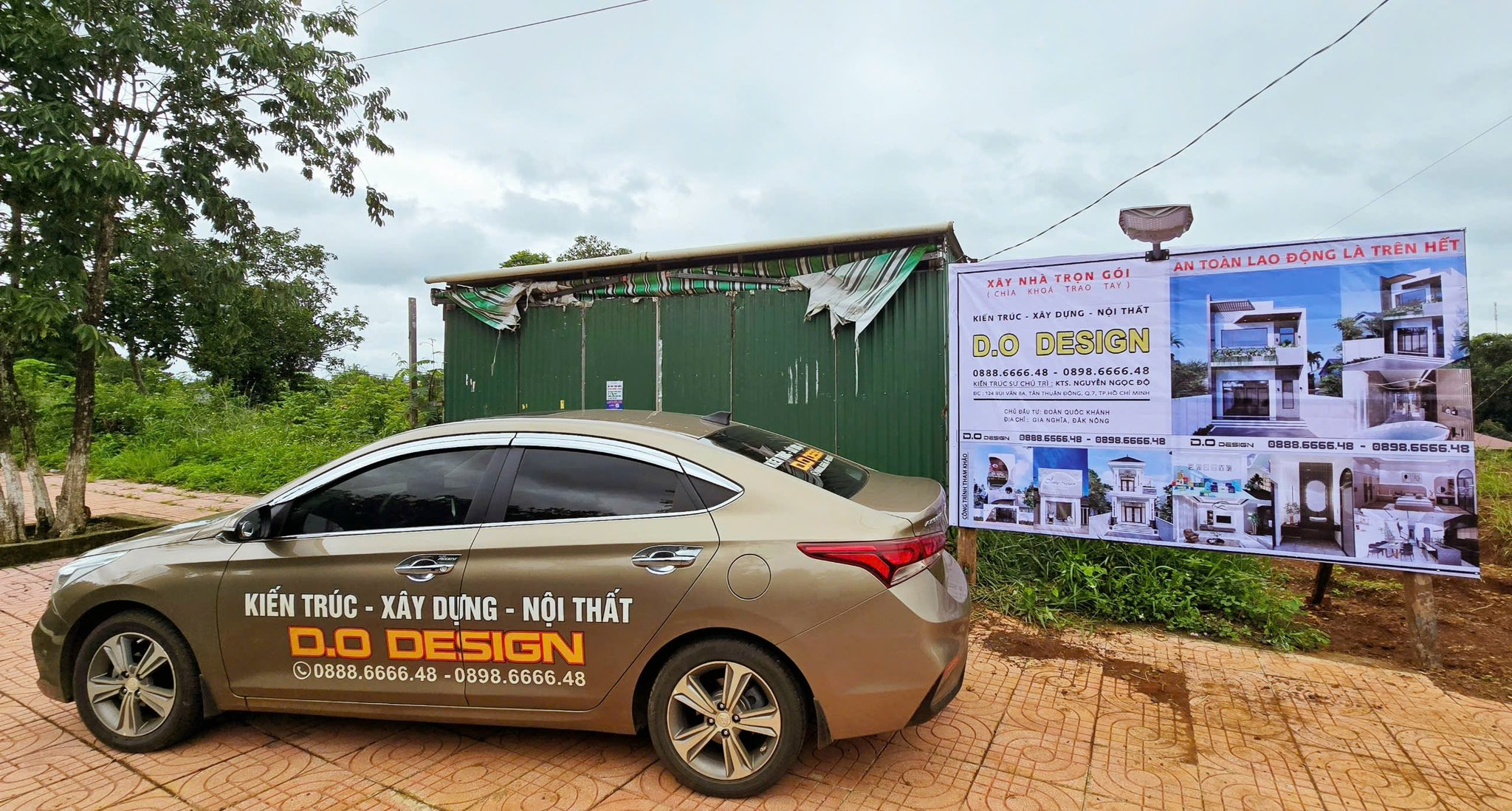 Biển công trình và xe thương hiệu D.O Design tại hiện trường.