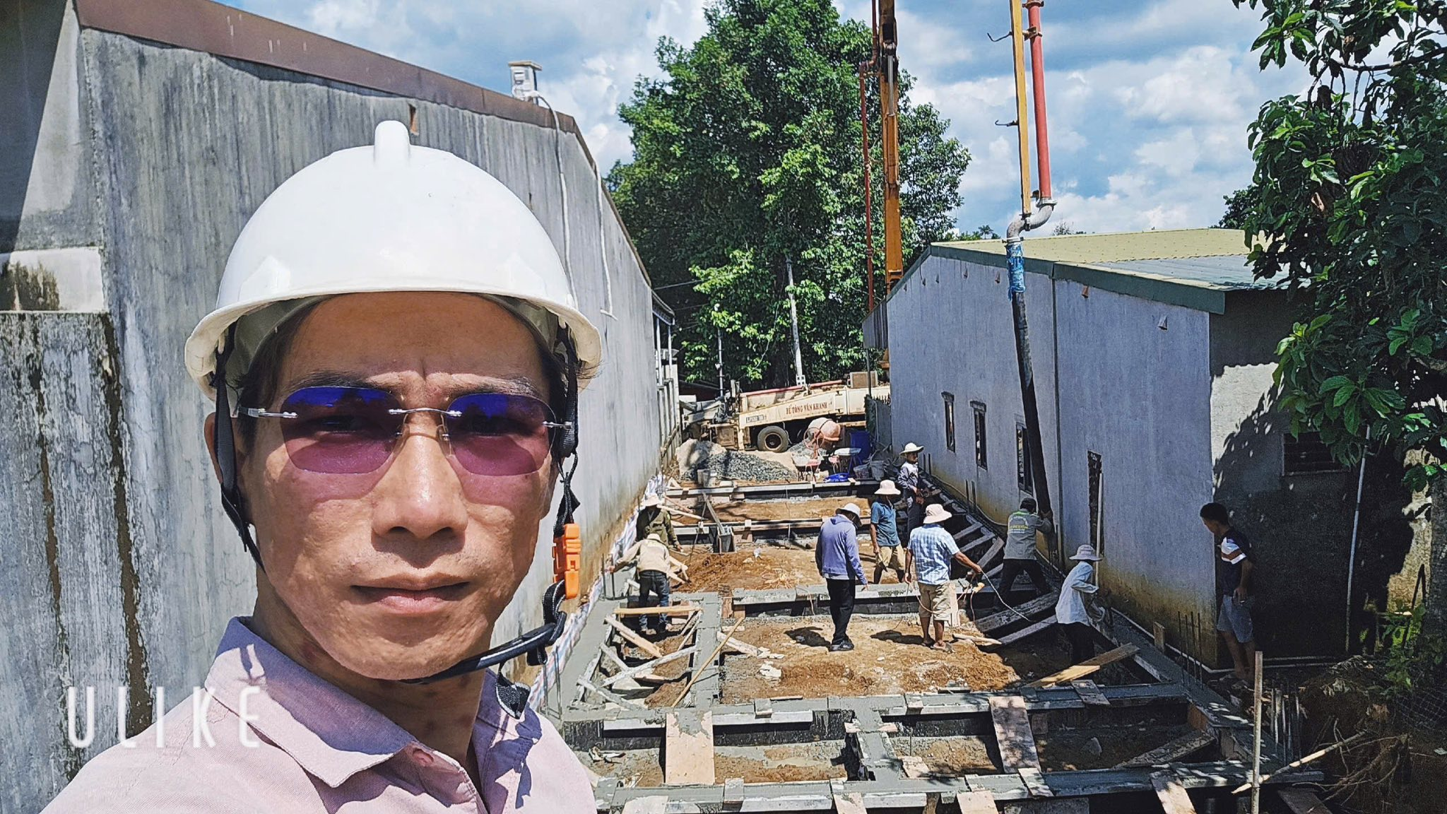 Kỹ sư hoặc giám sát tại công trường đang theo dõi tiến độ thi công.