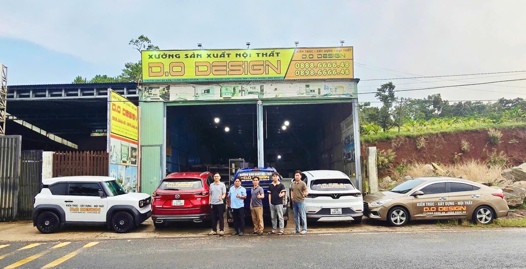 Mặt tiền xưởng sản xuất nội thất D.O Design với đội ngũ và xe thương hiệu.