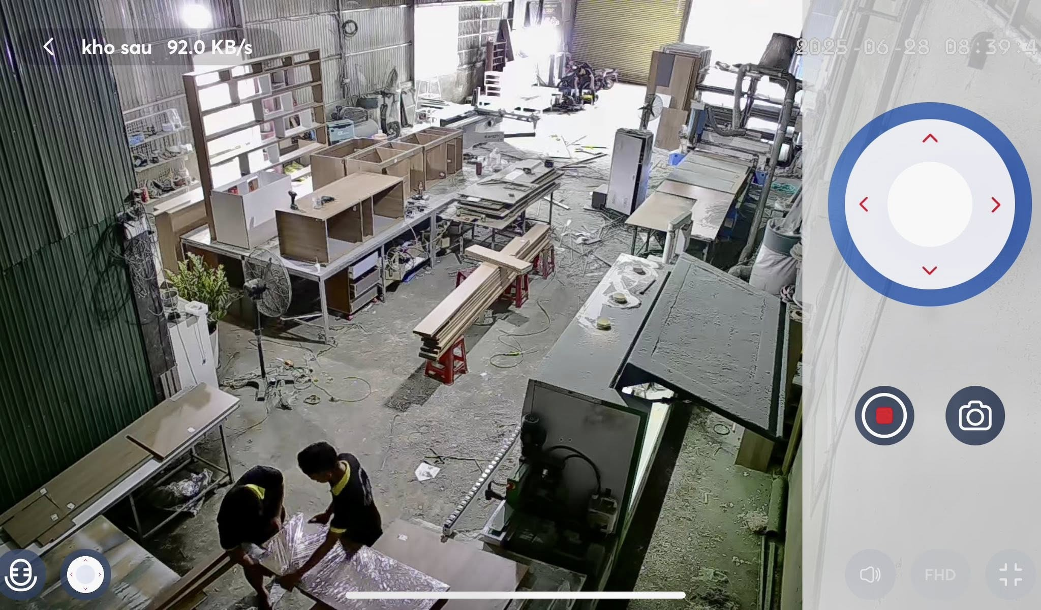 Không gian xưởng sản xuất nội thất với công đoạn gia công và lắp ráp.