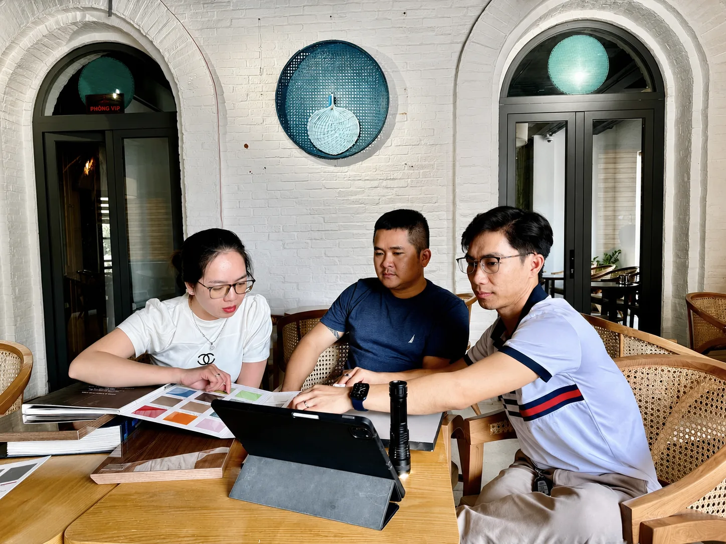 Buổi họp trao đổi hồ sơ và phương án cùng khách hàng tại văn phòng.